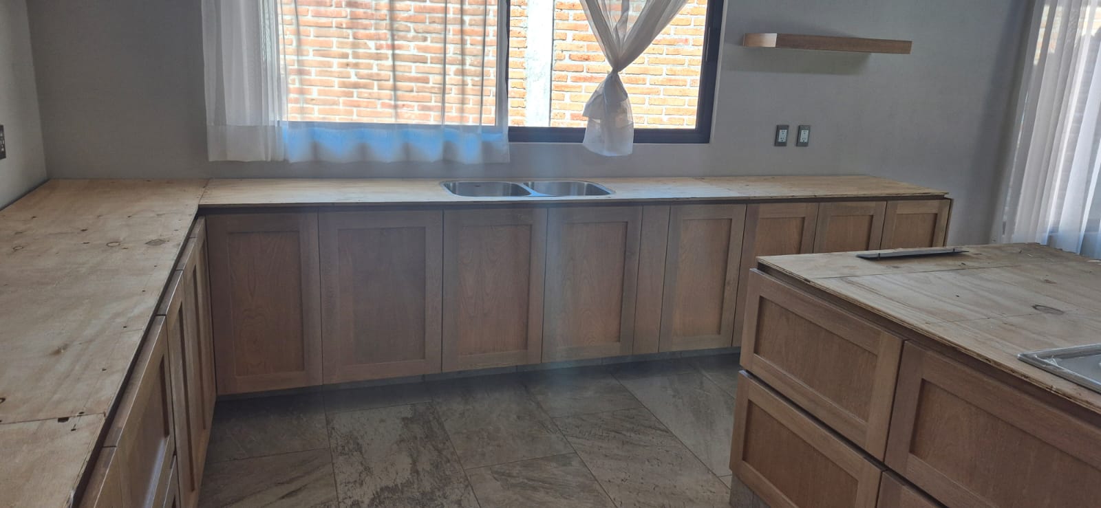 Cocina integral con amplia encimera fabricada a medida por CarpyMobi