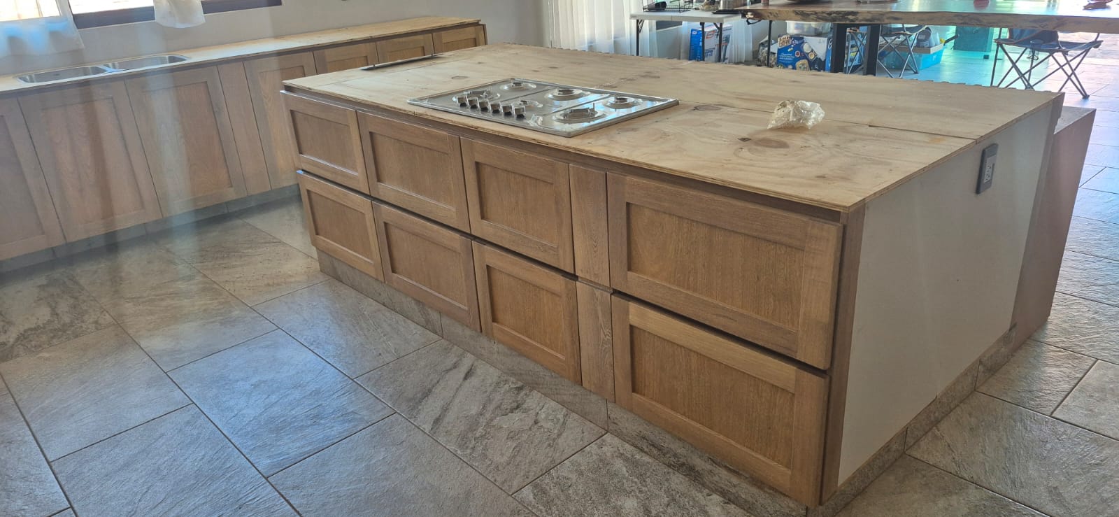 Cocina integral con isla de madera fabricada a medida por CarpyMobi