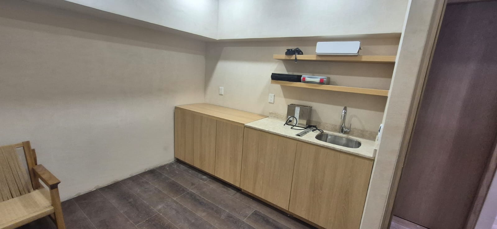 Cocineta lineal de madera fabricada a medida por CarpyMobi