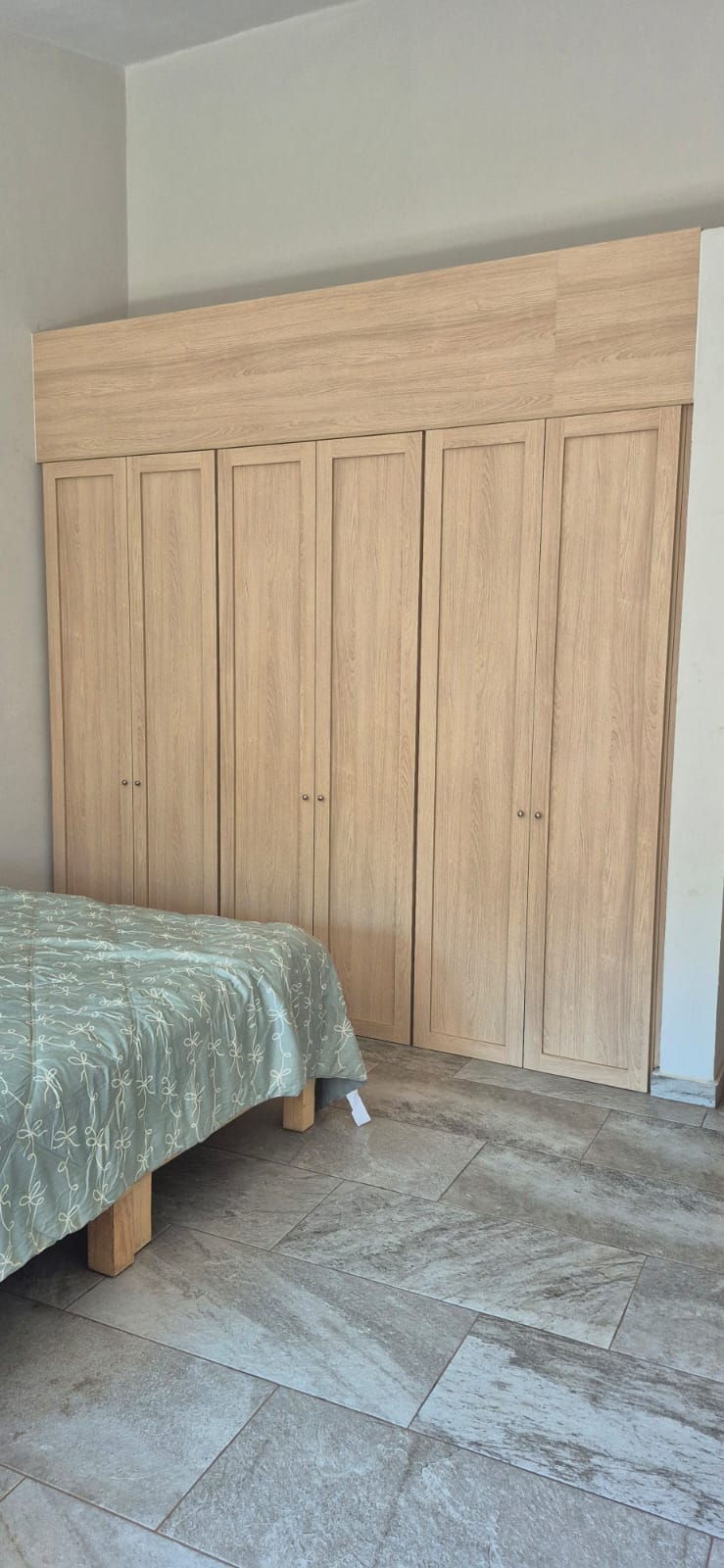 Armario de madera para dormitorio fabricado a medida por CarpyMobi