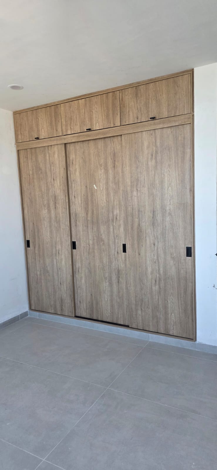 Clóset de madera empotrado fabricado a medida por CarpyMobi