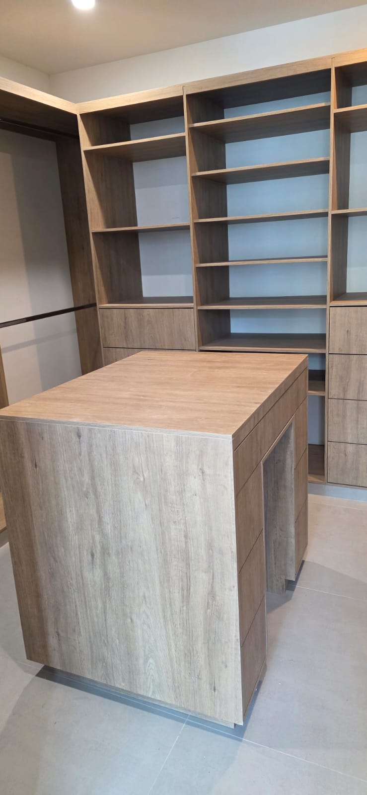 Librero con cajonera de madera fabricado a medida por CarpyMobi