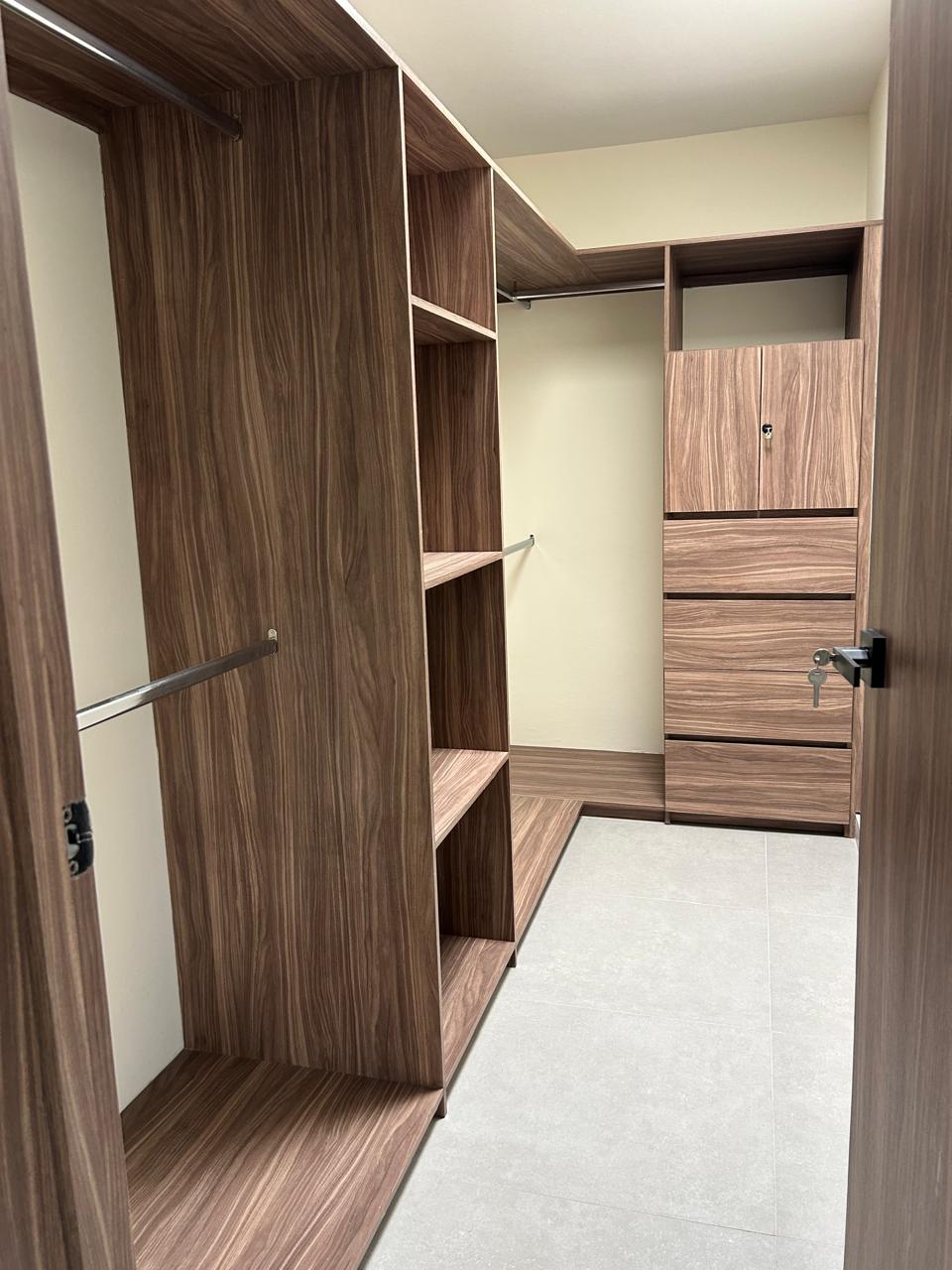 Vestidor de madera a medida con distribución en pasillo