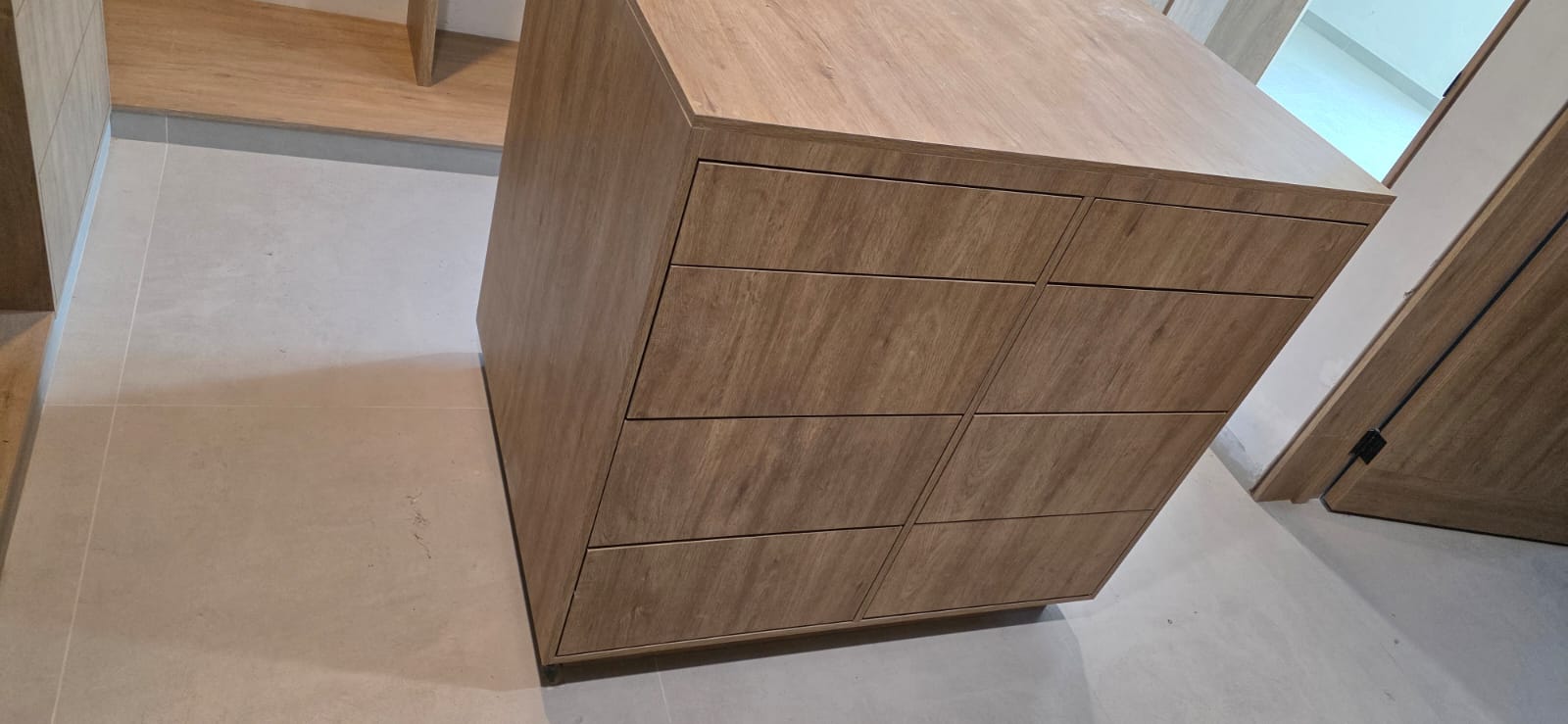 Cajonera flotante de madera fabricada a medida por CarpyMobi
