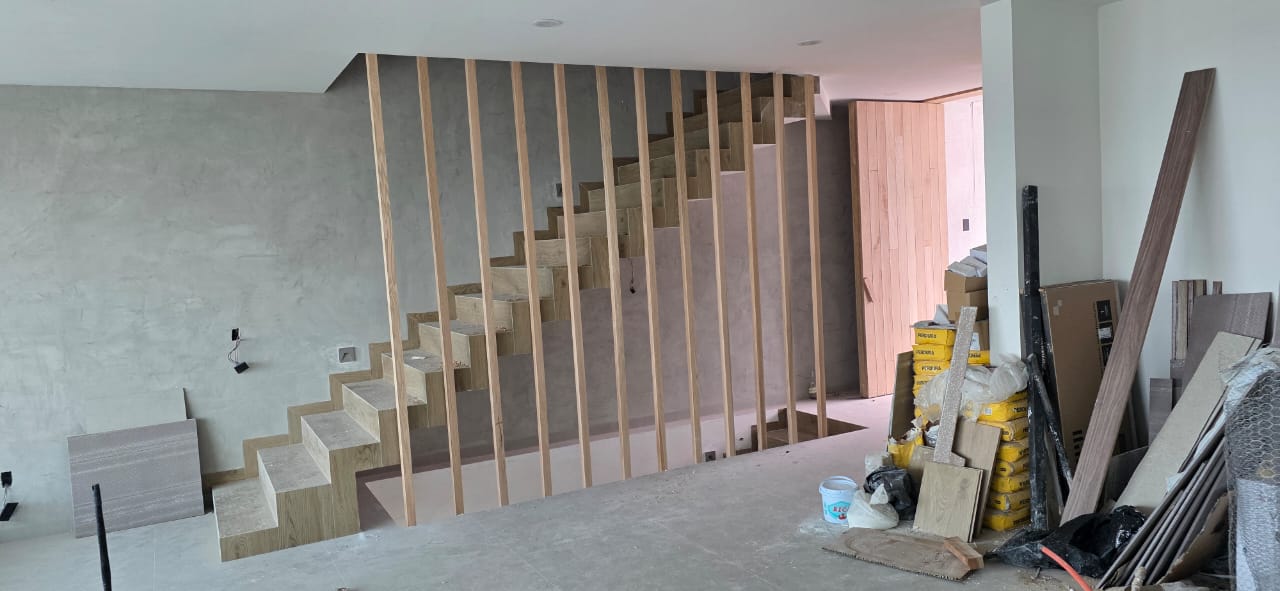 Escalera con barandal de listones realizada por CarpyMobi