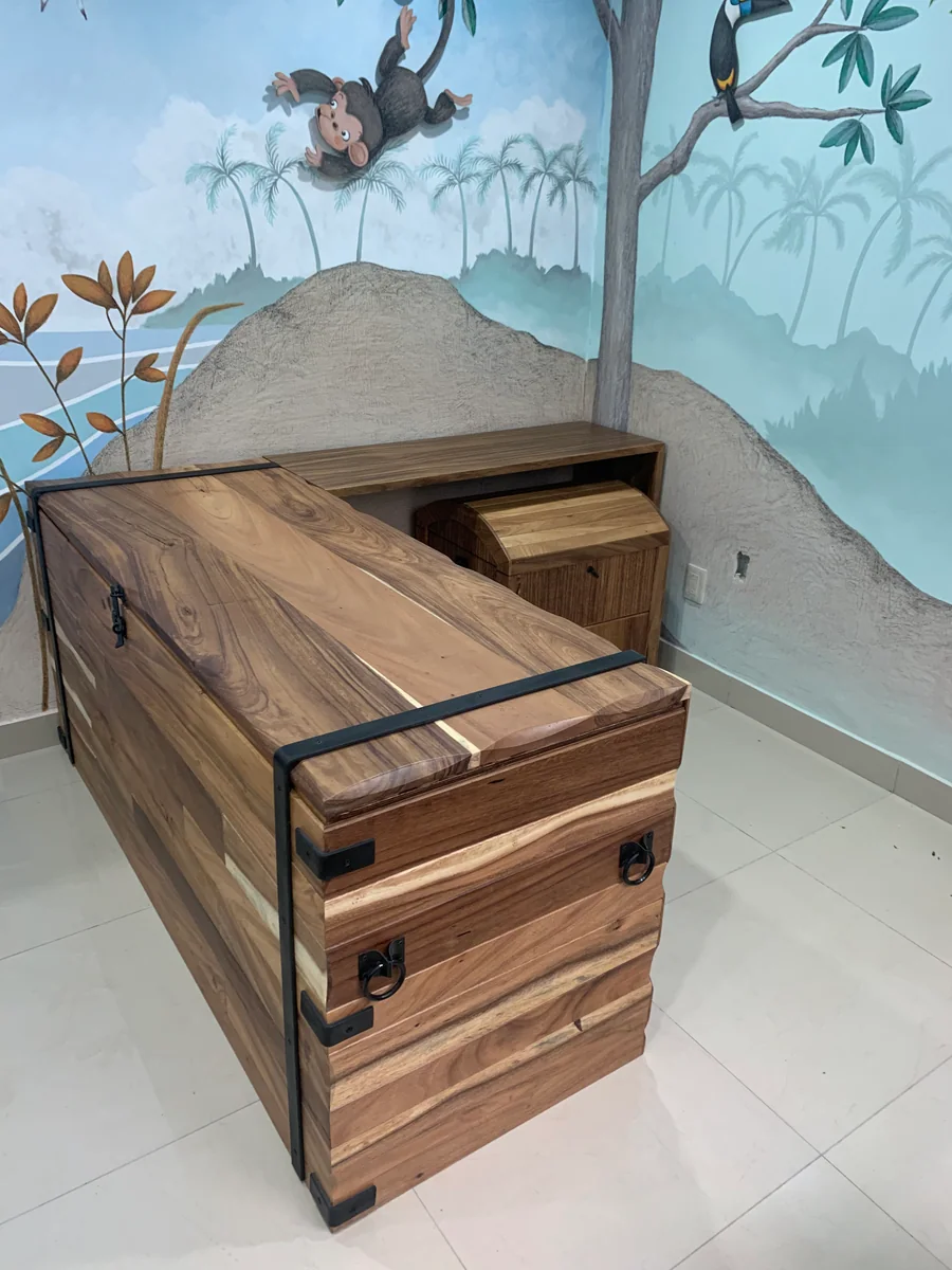 Baúl de madera natural con herrajes negros fabricado a medida por CarpyMobi