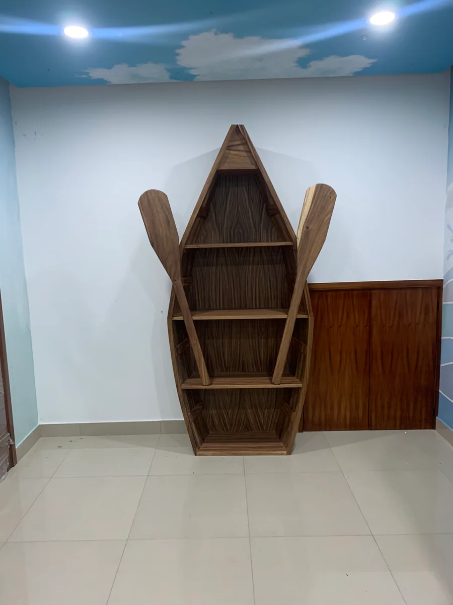 Librero de madera con forma de embarcación y repisas abiertas fabricado a medida por CarpyMobi