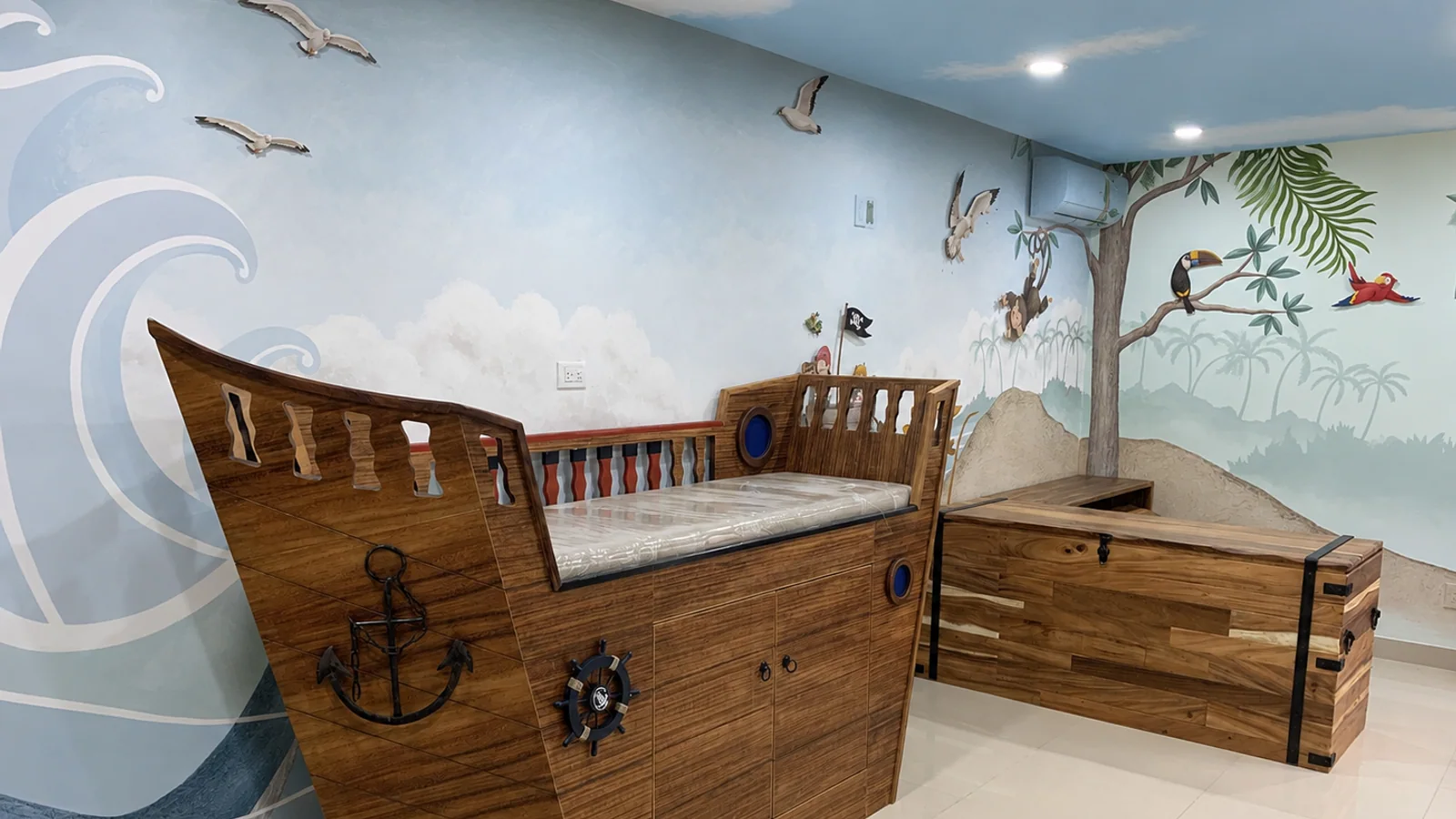 Mueble de madera con diseño de barco y almacenamiento integrado fabricado a medida por CarpyMobi