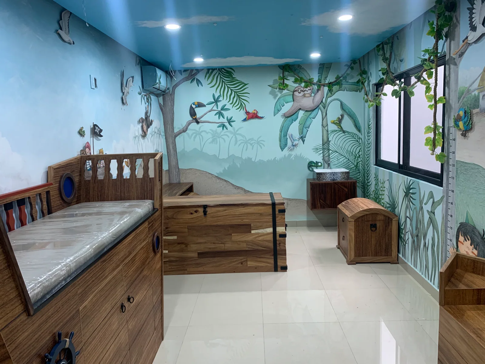 Conjunto de muebles de madera para consultorio infantil fabricados a medida por CarpyMobi