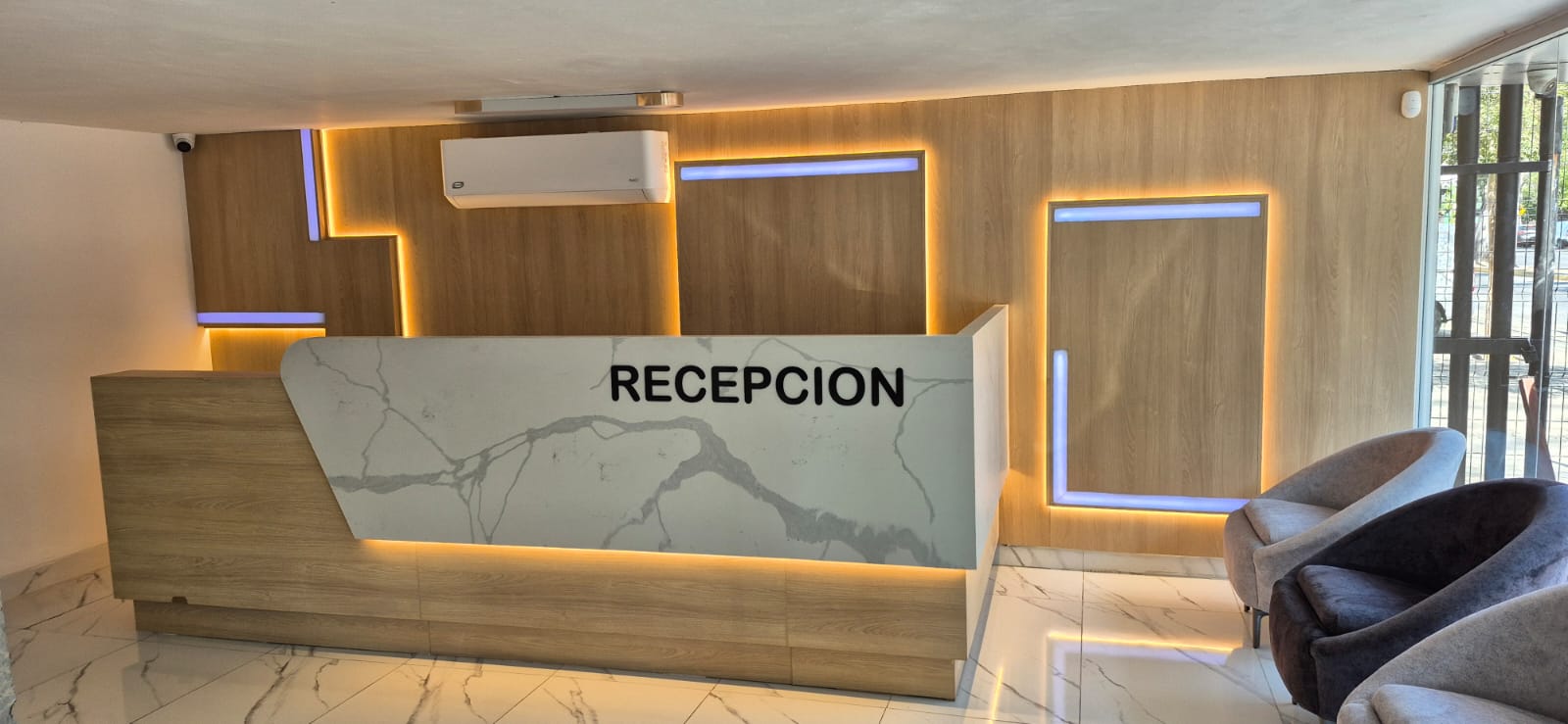 Recepción de madera con iluminación integrada fabricada a medida por CarpyMobi