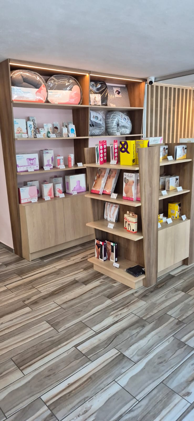 Exhibidor de esquina para tienda fabricado a medida por CarpyMobi