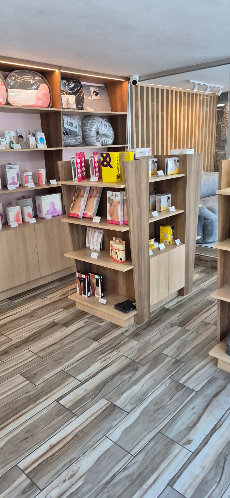 Exhibidor para pasillo de tienda fabricado a medida por CarpyMobi