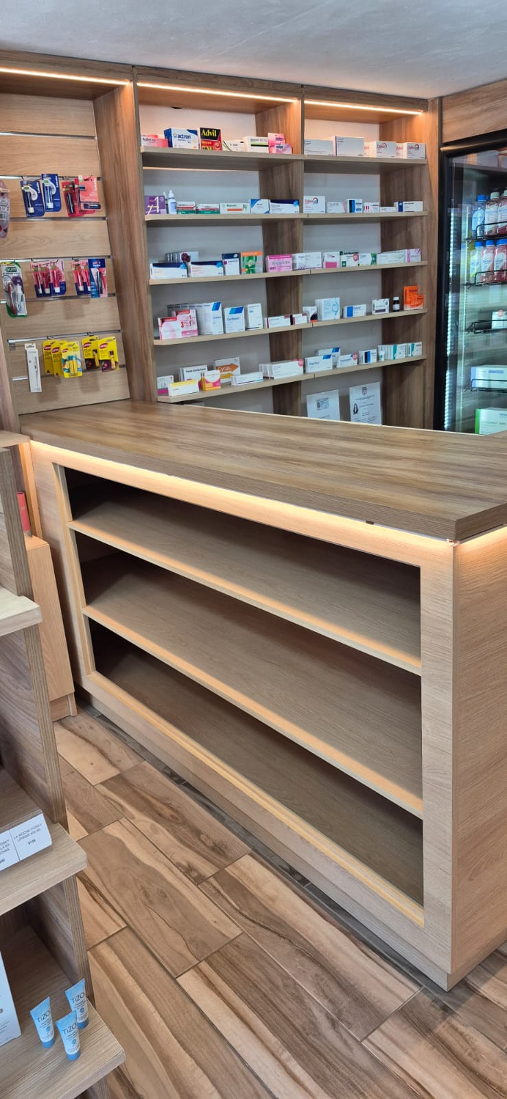 Vista lateral de mostrador comercial fabricado a medida por CarpyMobi