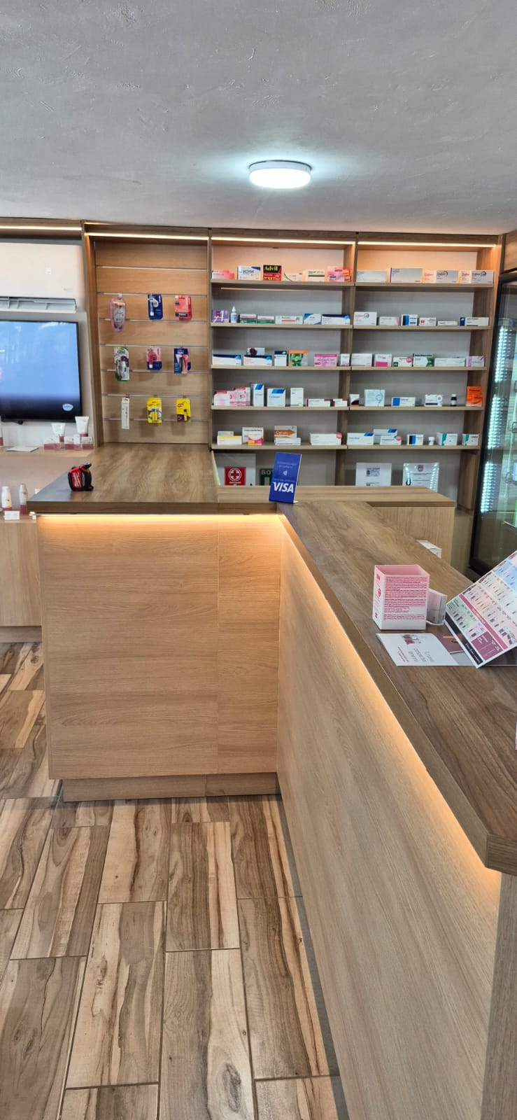 Mostrador de tienda con exhibición de productos fabricado a medida por CarpyMobi