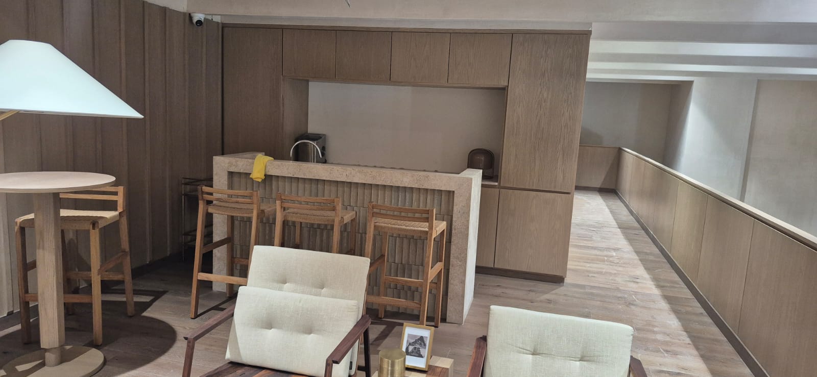 Barra de madera con panelado integral fabricada a medida por CarpyMobi
