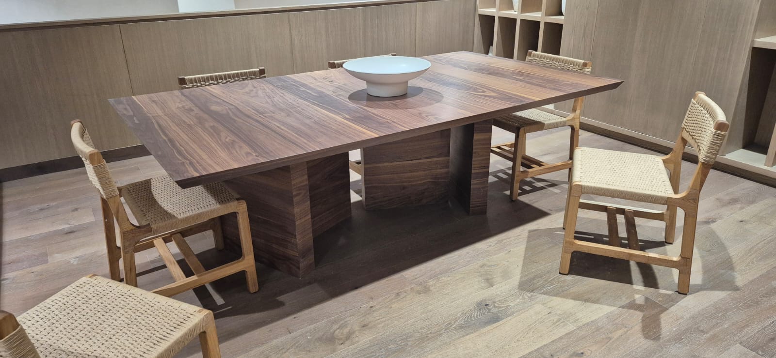 Comedor con mesa central de madera fabricado a medida por CarpyMobi