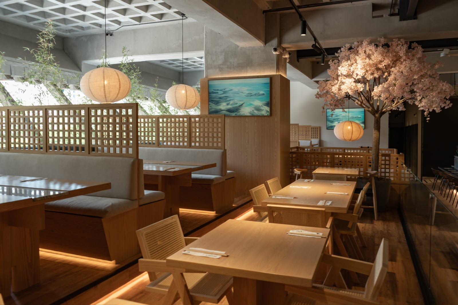 Panorámica del salón de restaurante japonés realizado a medida por CarpyMobi