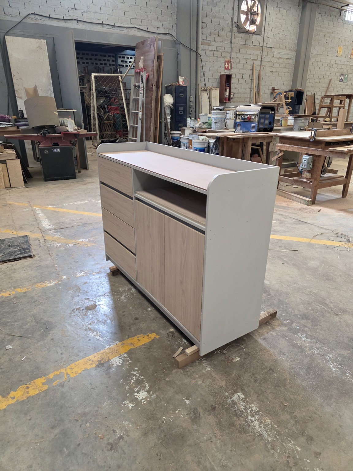Credenza móvil vista de lado fabricada por CarpyMobi