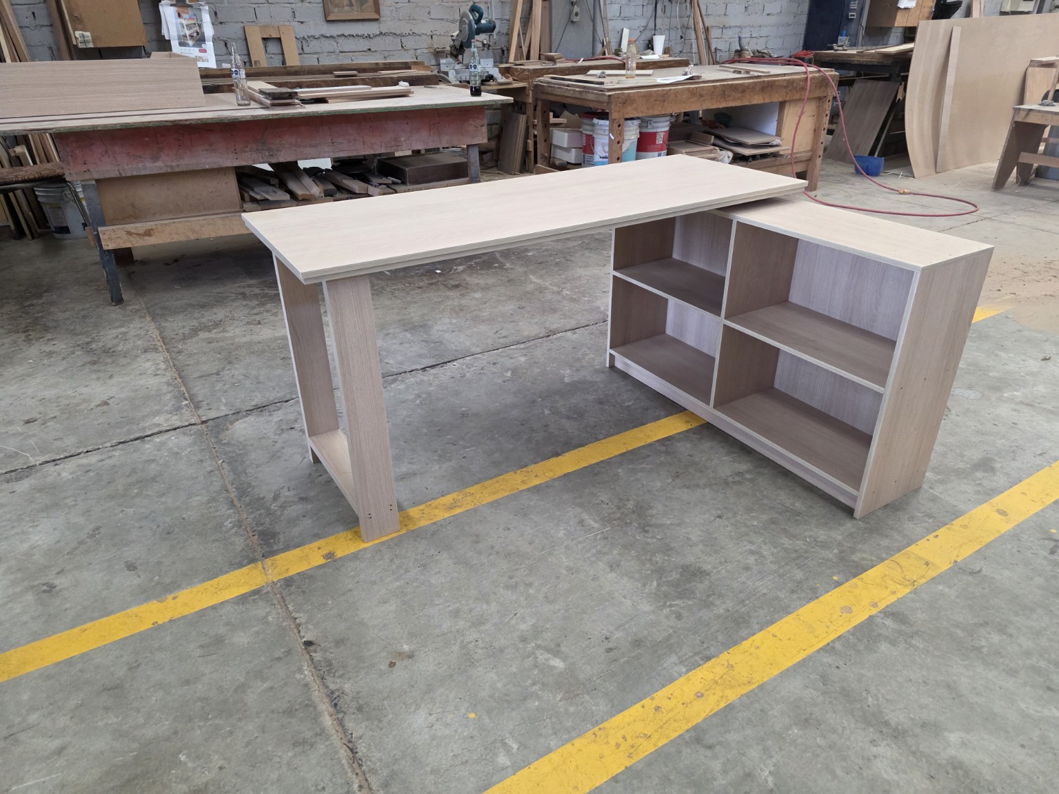 Escritorio modular visto de frente fabricado por CarpyMobi