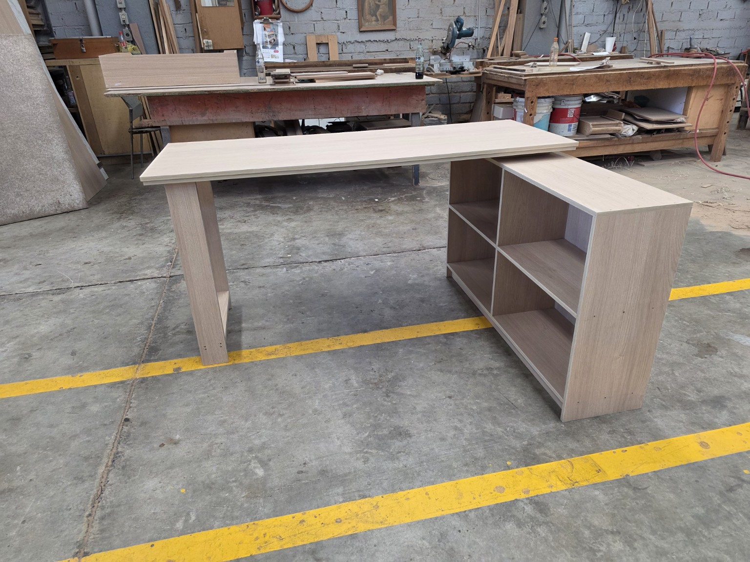 Escritorio modular visto de lado fabricado por CarpyMobi