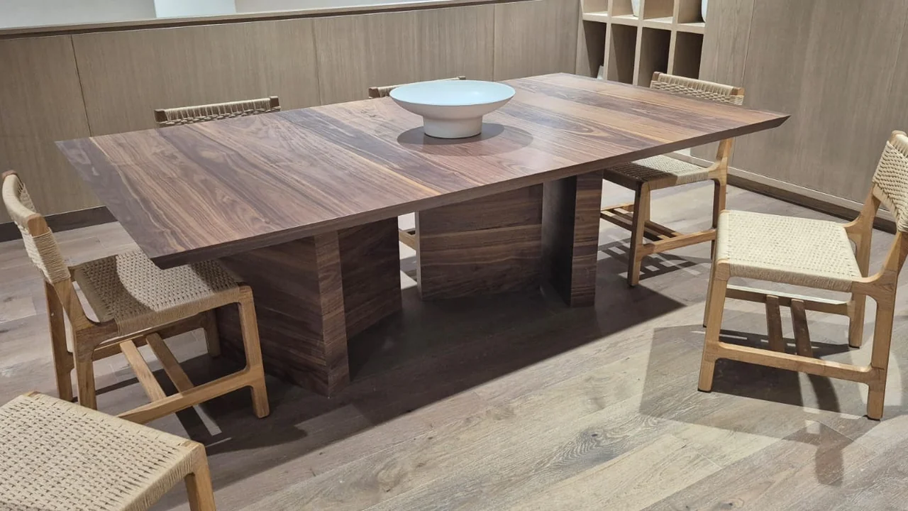 Comedor con mesa central de madera fabricado a medida por CarpyMobi