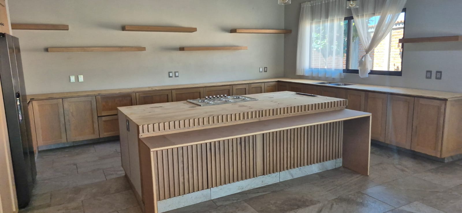 Cocina integral de madera diseñada a medida