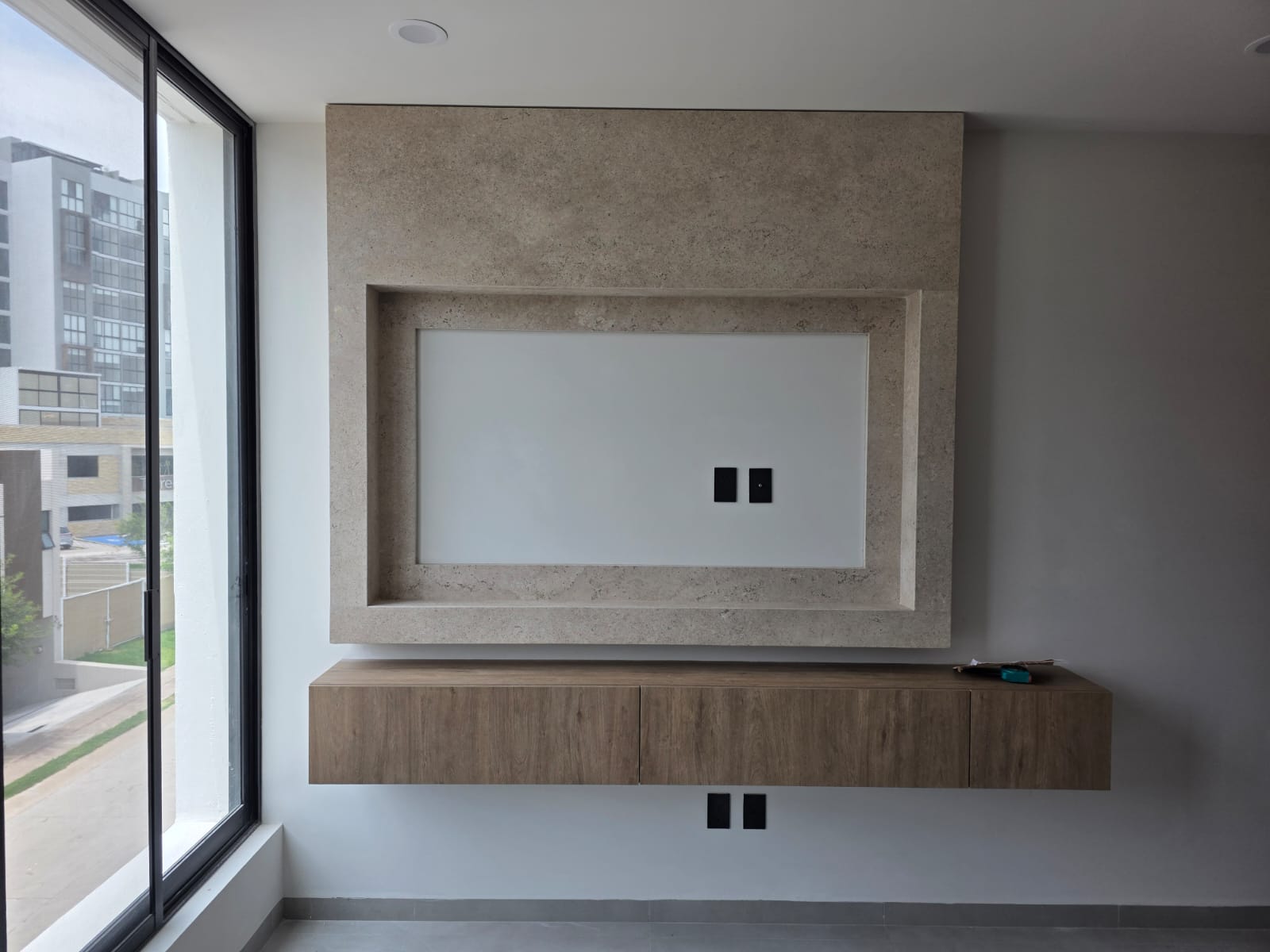 Muro de entretenimiento con mueble flotante