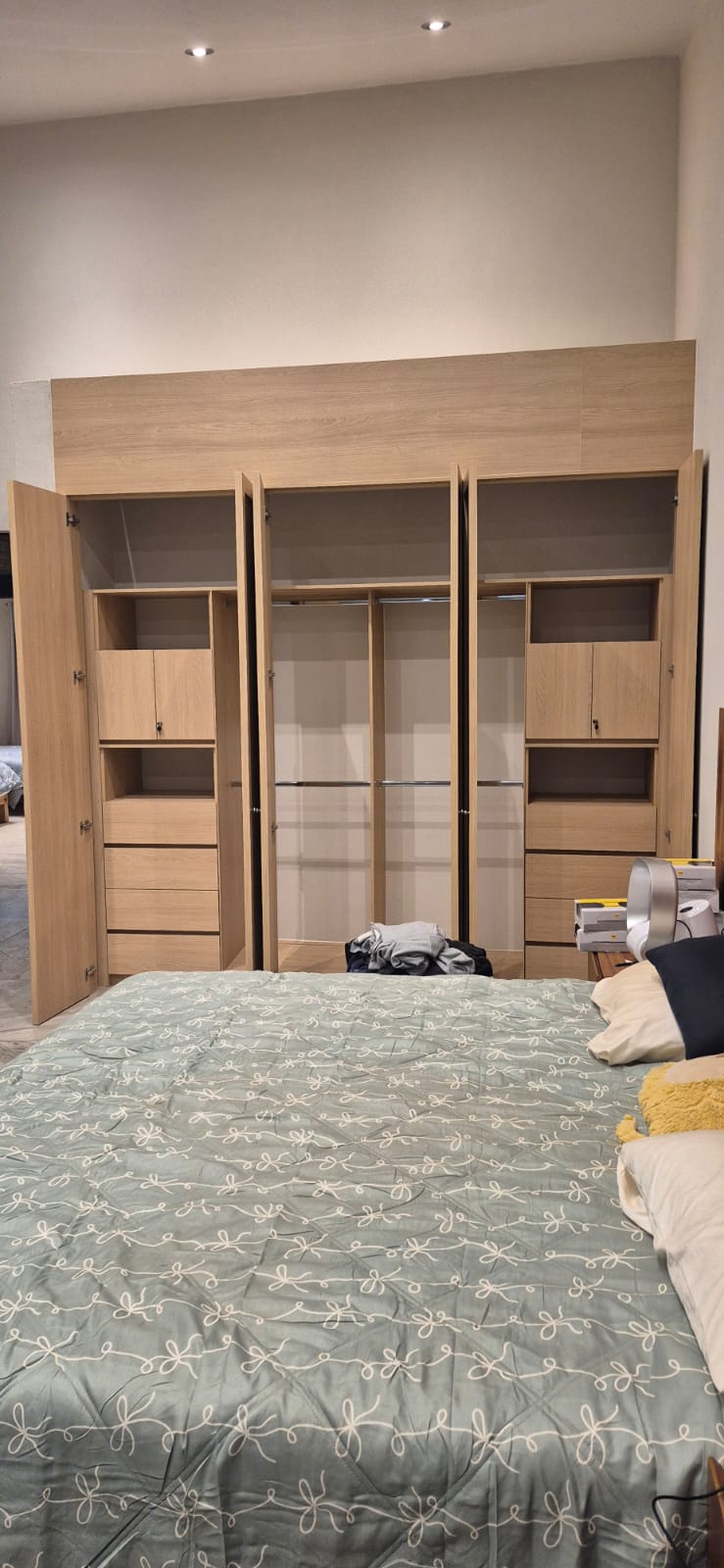 Recámara con mobiliario integral de madera